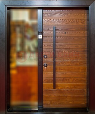 Коричневая входная дверь c МДФ панелью и стеклом ЧД-38 в частный дом в Ногинске