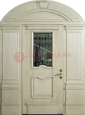 Белая входная дверь массив со стеклом и ковкой ДА-49 в Ногинске
