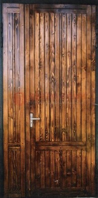 Коричневая металлическая дверь с евровагонкой ДЕ-10 в Ногинске