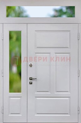 Белая полуторная железная дверь со стеклом и фрамугами ДФГ-10 в Ногинске