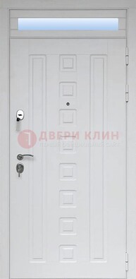 Белая металлическая дверь с фрамугой для коттеджа ДФГ-21 в Ногинске