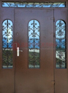 Железная парадная дверь со стеклом и ковкой ДПР-16 для общественных зданий в Ногинске