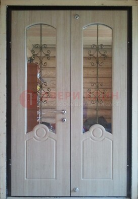 Парадная дверь со стеклянными вставками и ковкой ДПР-23 в деревянный дом в Ногинске