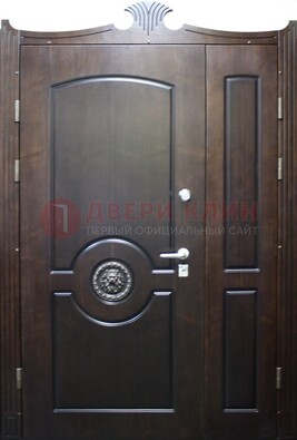 Коричневая парадная дверь с украшением ДПР-52 с утеплением в Ногинске
