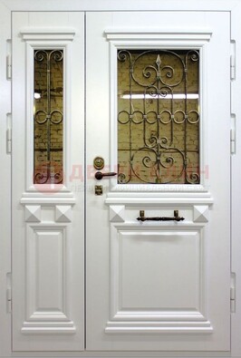 Белая парадная металлическая дверь со стеклом и ковкой ДПР-83 в Ногинске