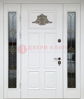 Белая входная парадная дверь со стеклом и ковкой ДПР-92 в Ульяновске
