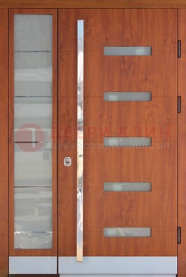 Коричневая металлическая дверь со стеклом ДС-72 в Ногинске