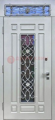 Белая железная дверь со стеклом и ковкой с верхней фрамугой ДСК-112 в Ногинске