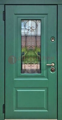 Зеленая металлическая дверь со стеклом и ковкой ДСК-113 в Ногинске