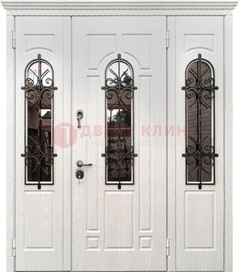Белая распашная стальная дверь со стеклом и ковкой ДСК-125 в Ногинске