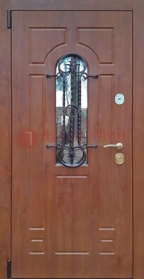Темная железная дверь со стеклом и ковкой в коричневом цвете ДСК-154 в Ногинске