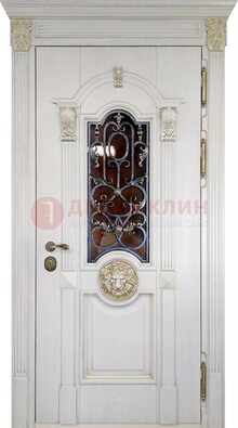 Белая железная дверь со стеклом и ковкой для кирпичного дома ДСК-155 в Ногинске