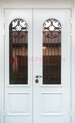 Белая стальная дверь стекло с ковкой и филенкой ДСК-201 в Ногинске