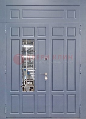 Серая двухстворчатая дверь Винорит со стеклом и ковкой ДСК-234 RAL 7024 в Ногинске