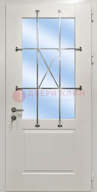 Белая простая железная дверь Винорит со стеклом и ковкой ДСК-257 в Ногинске