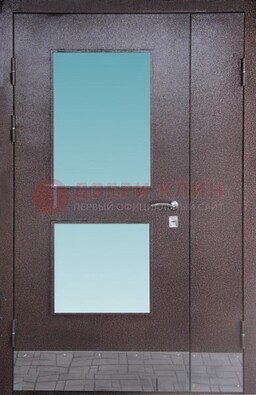 Коричневая тамбурная дверь со стеклянными вставками ДТМ-21 в Ногинске
