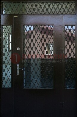 Коричневая тамбурная дверь со стеклянными вставками и ковкой ДТМ-32 в Ногинске