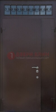 Коричневая тамбурная дверь со стеклянными вставками и ковкой ДТМ-39 в Ногинске