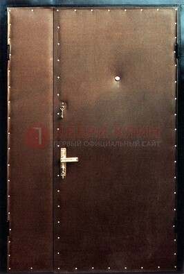 Коричневая тамбурная дверь с оформлением ДТМ-40 в Ногинске