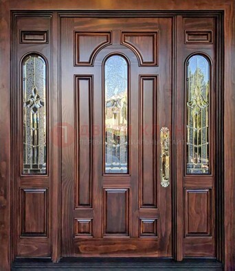 Железная классическая дверь с массивом дуба и витражом ВЖ-18 в Ногинске