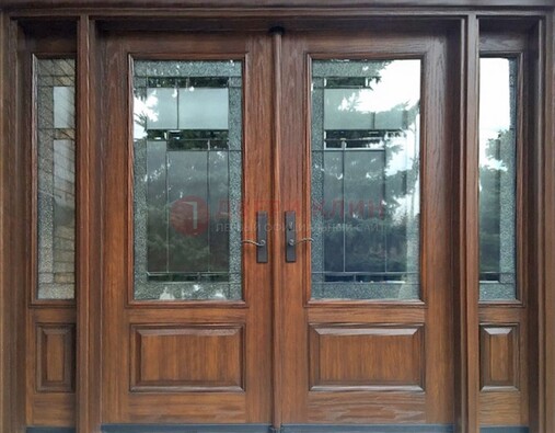 Распашная стальная дверь с массивом с витражом и фрамугами ВЖ-21 в Ногинске