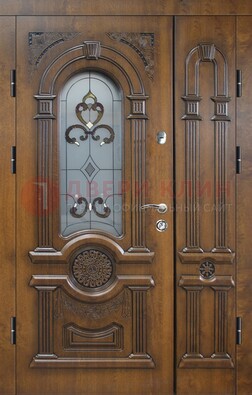 Коричневая двухстворчатая железная дверь с МДФ и витражом ВЖ-32 в Ногинске