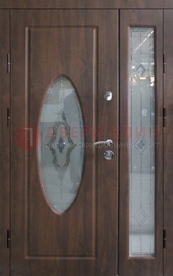 Коричневая двухстворчатая железная дверь с МДФ и витражом ВЖ-33 в Ногинске